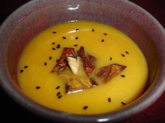Velouté de potiron aux cèpes et à la nigelle
