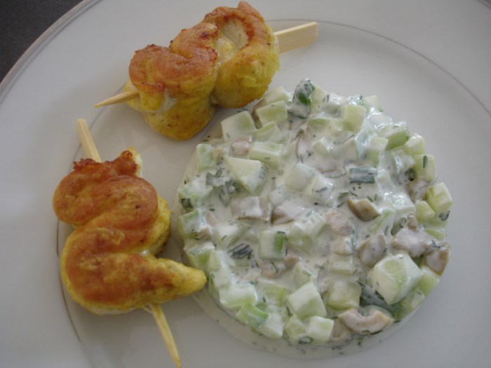 Tartare de concombre brochettes de poulet au curry