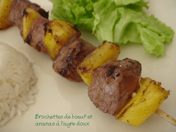 Brochettes de boeuf et ananas à l'aigre doux