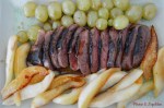 Magret de canard poêlé aux raisins et aux poires, sauce au miel