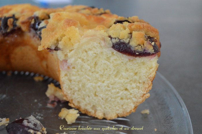 Couronne briochée aux quetsches et au streusel