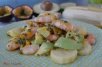 Salade de crevettes, avocat, fruits de la passion et banane