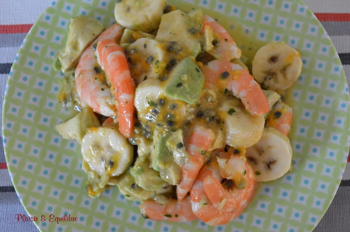 Salade de crevettes, avocat, fruits de la passion et banane
