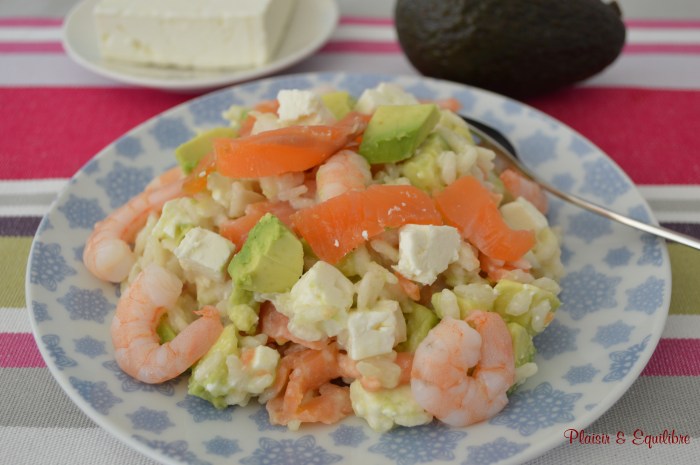 Risotto à la truite fumée, crevettes, avocats et feta