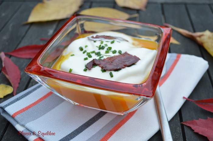 Velouté de potimarron à la mousse de lait et chips de canard