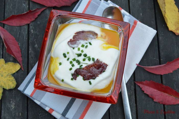 Velouté de potimarron à la mousse de lait et chips de canard