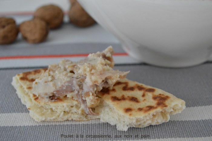 Poulet à la circassienne, aux noix et pain