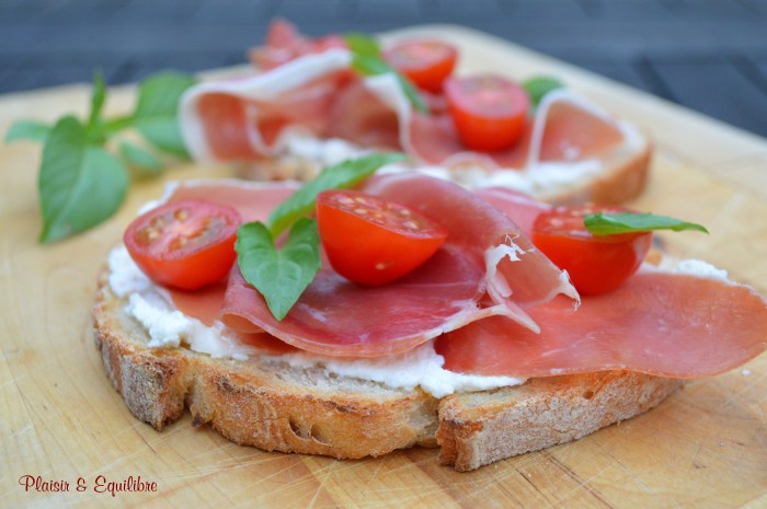 Tartines de jambon cru, tomates cerise et ricotta