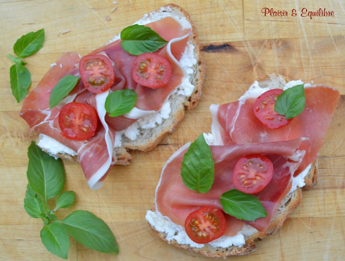 Tartines de jambon cru, tomates cerise et ricotta