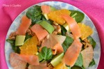 Salade d'épinards aux deux agrumes, truite fumée et noix caramélisées