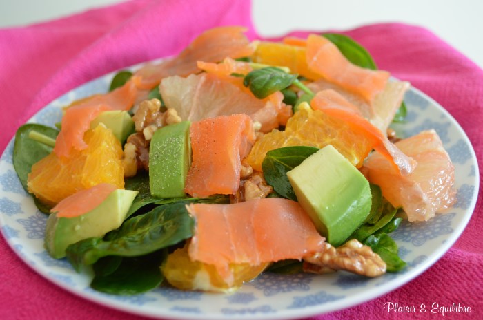 Salade d'épinards aux deux agrumes, truite fumée et noix caramélisées