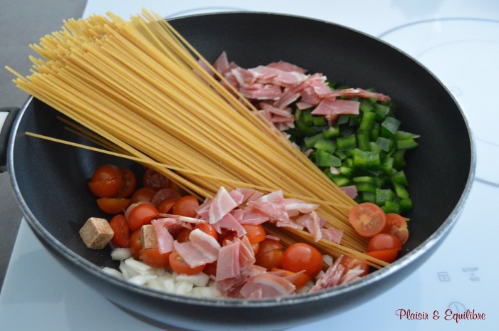 One pot pasta pancetta poivron et tomates cerise