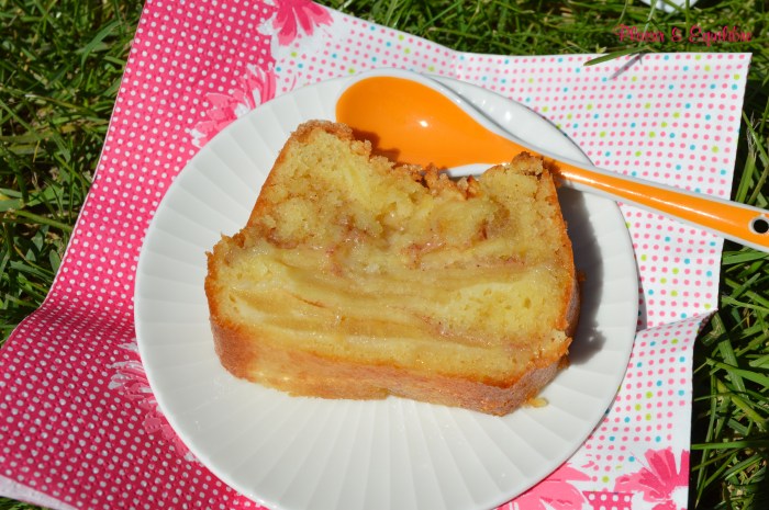 http://www.chocolatatouslesetages.fr/2014/11/cake-aux-pommes-presque-marbre.html