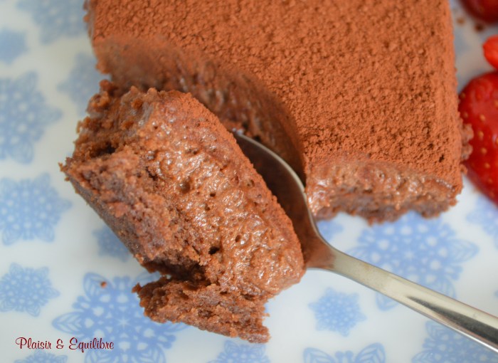 Gâteau mousse au chocolat crue et cuite