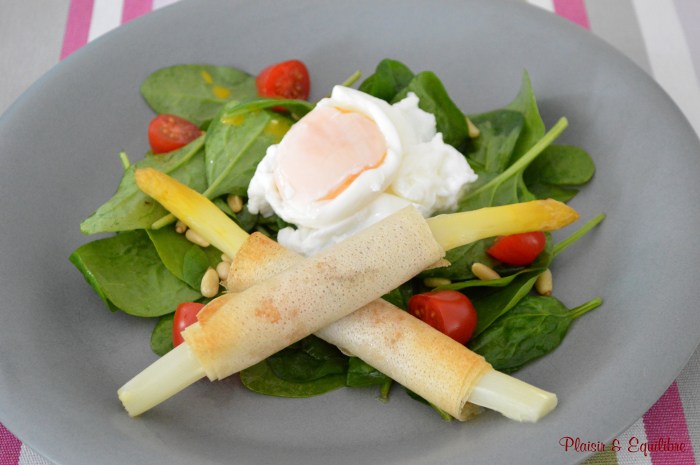 Asperges roulées brick, jambon et œuf poché sur salade d'épinards