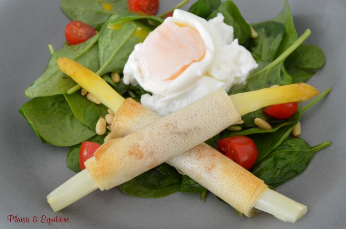 Asperges roulées brick, jambon et œuf poché sur salade d'épinards