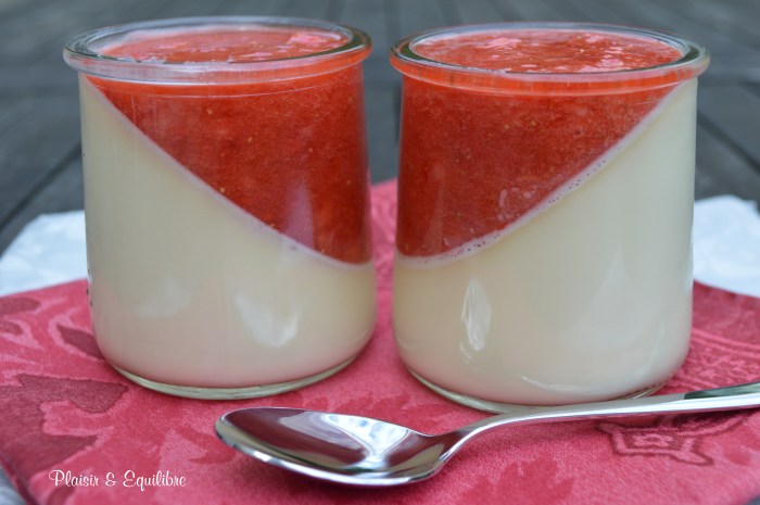 Panna cotta au chocolat blanc, coulis de fraises