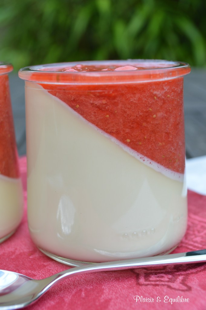 Panna cotta au chocolat blanc, coulis de fraises