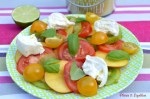 Salade d'été tomates, nectarines, basilic et burrata