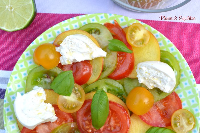 Salade d'été tomates, nectarines, basilic et burrata