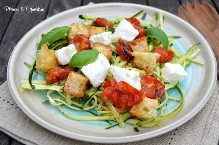Spaghetti de courgettes aux tomates rôties, mozzarella et croûtons