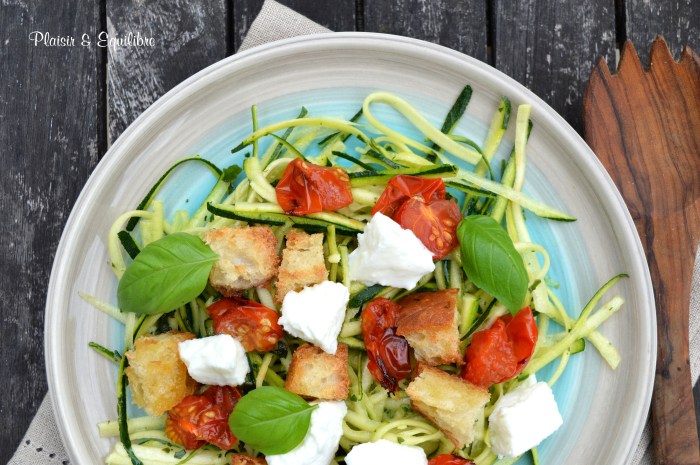 Spaghetti de courgettes aux tomates rôties, mozzarella et croûtons