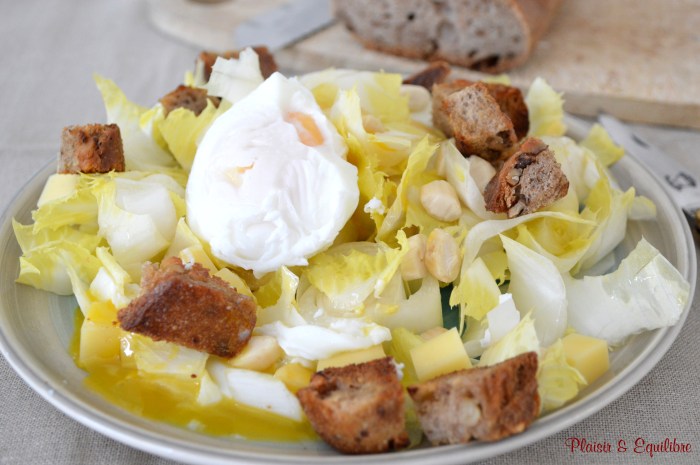 Salade d'endives au comté et aux amandes avec ses croûtons et son oeuf poché