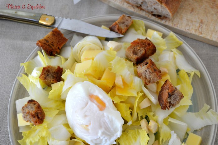 Salade d'endives au comté et aux amandes avec ses croûtons et son oeuf poché