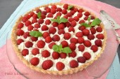 Tarte aux framboises et pistaches à la crème diplomate